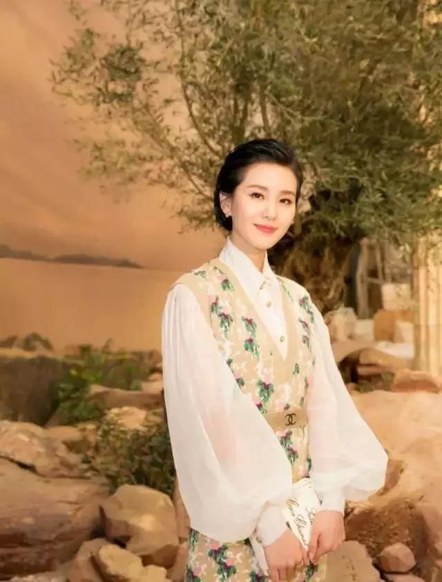 佟丽娅赵丽颖齐齐剪短发，你要玩一下吗?