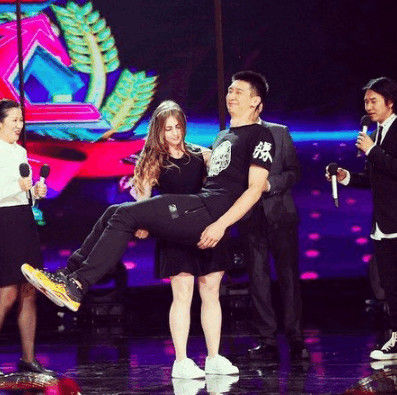 俄罗斯女子长相惊人,有众多追求者,脱下外套让人害怕