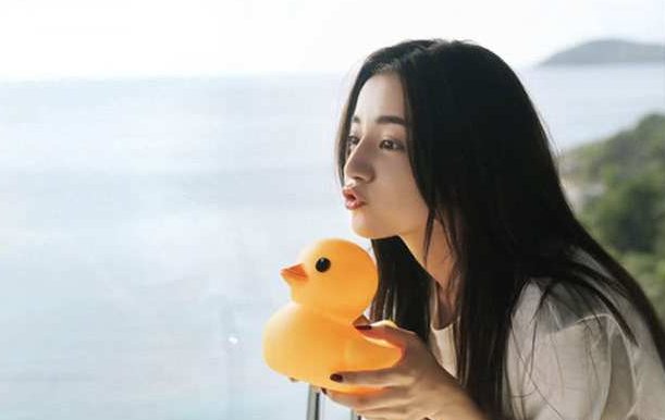 热巴晒与杨幂合照，攻破两人不和的谣言，自曝两人首次见面情景!