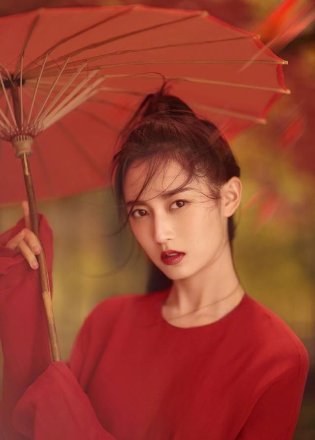  『红色』她23岁签唐嫣工作室，身穿一袭红色纱裙出镜，眉眼间英气逼人