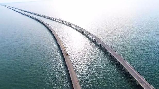 国外最“吓人”大桥，65米高不设路肩，发生意外就会坠入大海