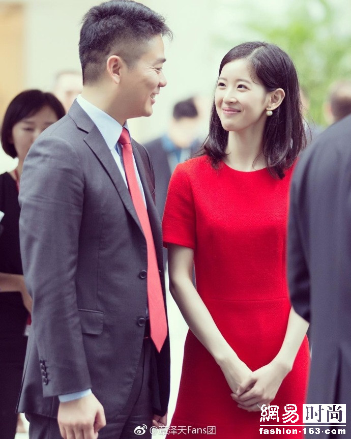 刘强东竟拿下了巴黎世家 穿衣品味也时髦的飞起