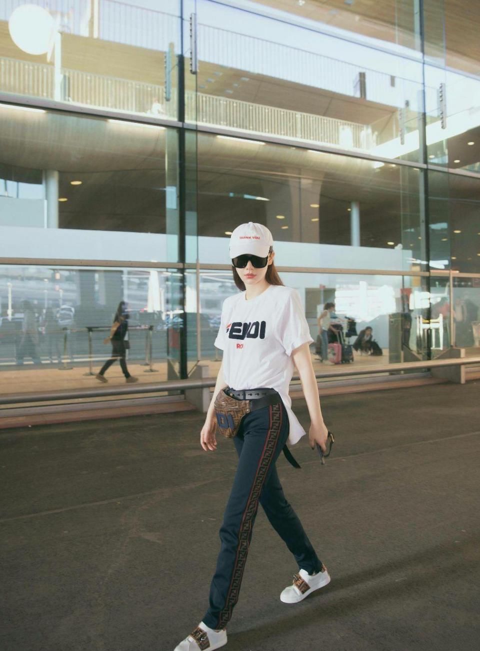 李承铉不管管吗?戚薇走性感风穿的这么少就来机场秀了!