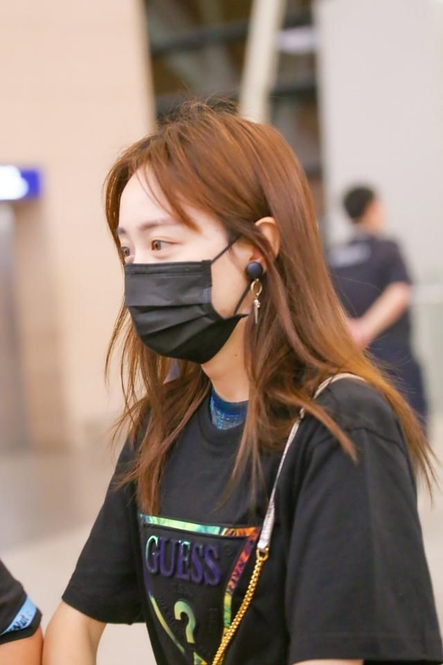 黄婷婷真猛，这么短的裤子也敢穿，难怪外面要穿上一层薄纱