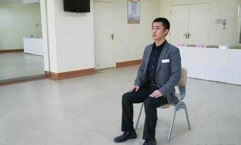 为什么女性不能像男人一样分开腿坐? 说出来秒懂了!