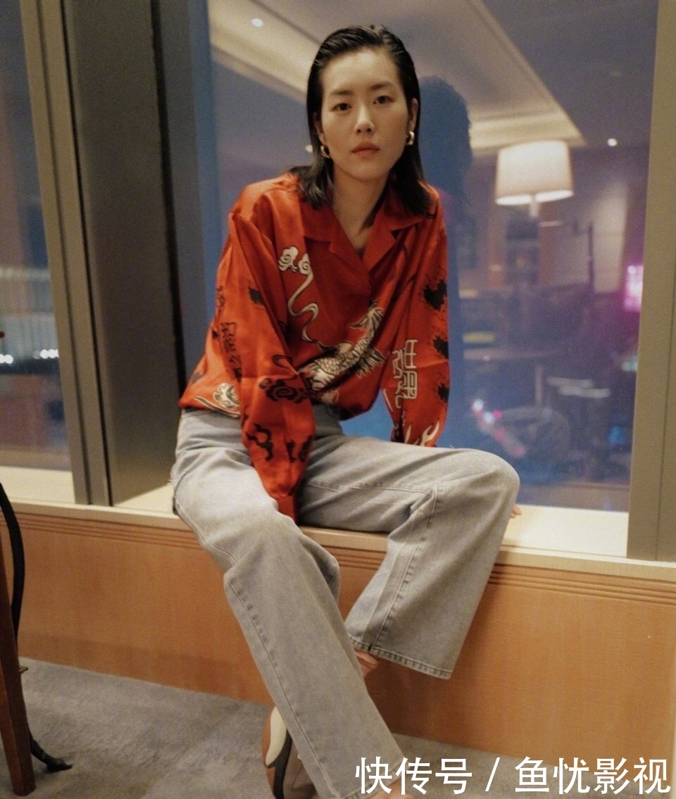  『气质』早春流行一种穿法，叫“衬衫+阔腿裤”，气质又显瘦，明星都爱穿