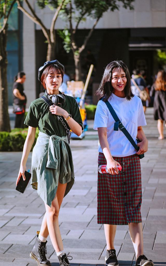  追寻时尚■三里屯潮人们的穿搭看似规规矩矩，但总能在她们的穿搭中找出亮点