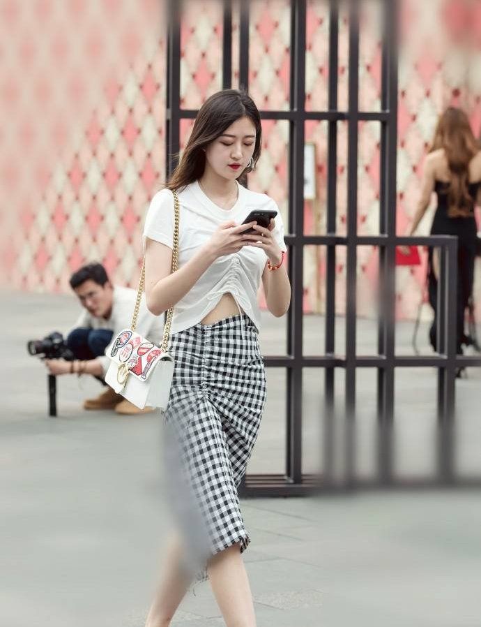  【凸显】知性女秘书穿搭条纹紧身连衣裙凸显好身材, 不输欧美女人