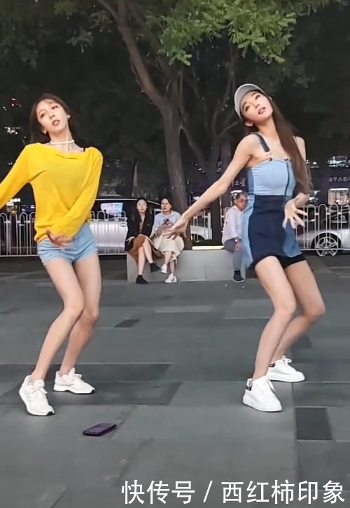  cm：闺蜜穿一样鞋，因下装不同，腿长一个90cm，一个1米8绝了！