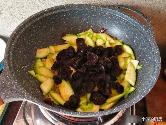  『西葫芦』减脂餐中的神仙蔬菜营养丰富，热量低，还能替代主食，好吃