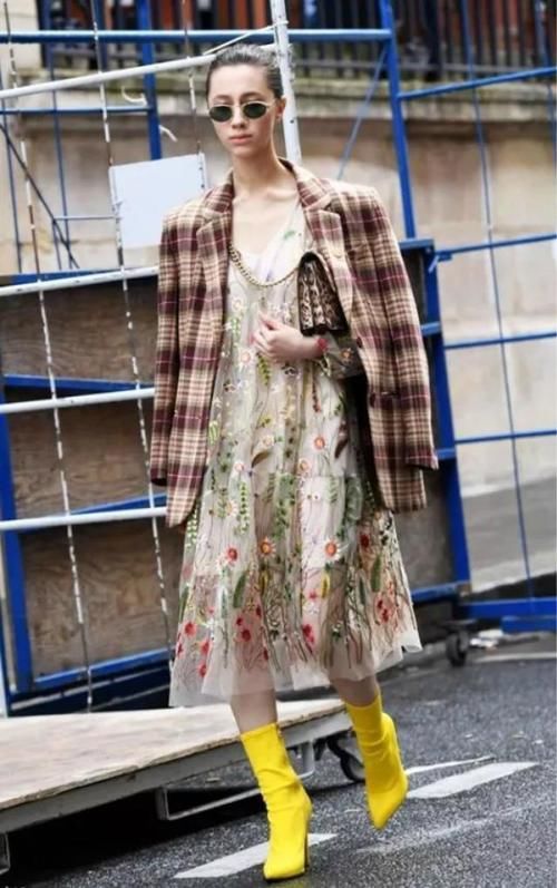  『选择』外套+仙女裙是早春最浪漫CP，但是你得搭双短靴才能美得与众不同