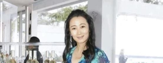 「合适」她为了不变老,坚持20年不吃晚饭不生娃,今42岁老的像62岁