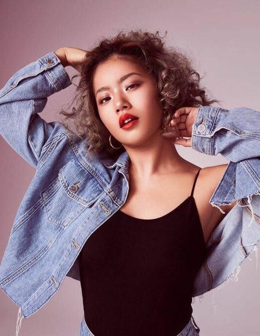 王菊太霸气!穿超短裤配白靴，一身肉肉网友感叹:自信最美