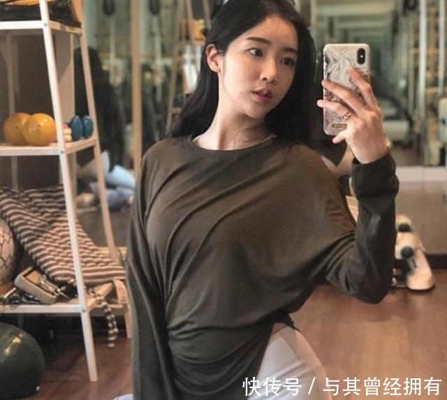  『底裤』街拍：打底裤小姐姐的搭配随性自在，潇洒不失优雅