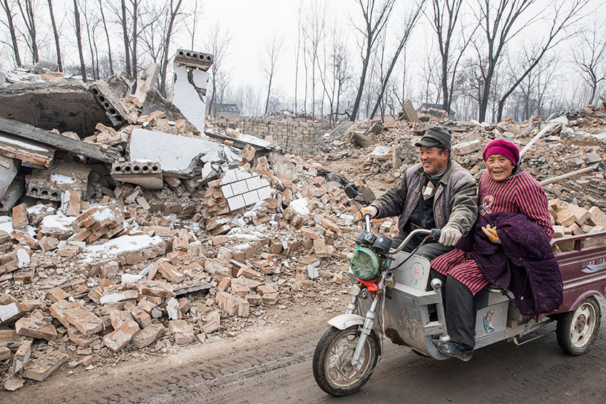 黄河从这决口改入黄海为渤海，这里的村庄要消失，镜头为百姓存照
