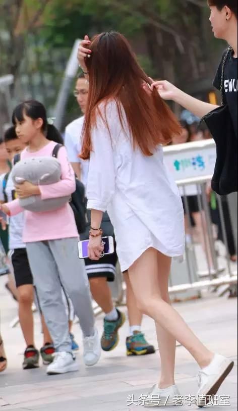 街拍:被男友扯着头发走的丰腴大白腿性感美女