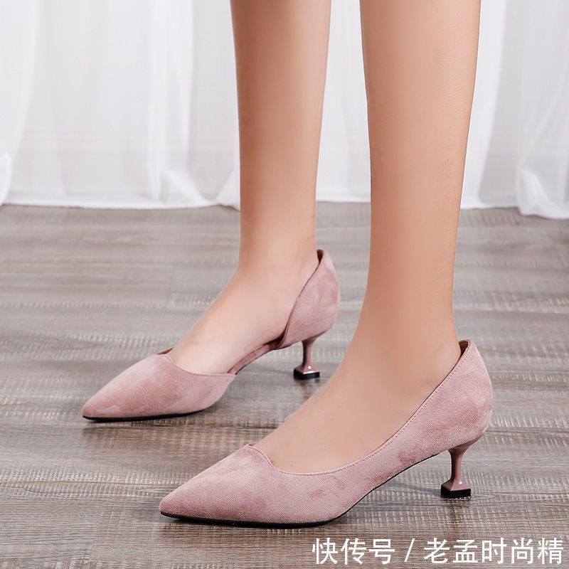 女人@时尚的尖头高跟鞋小巧玲珑,散发出女人性感迷人的气息