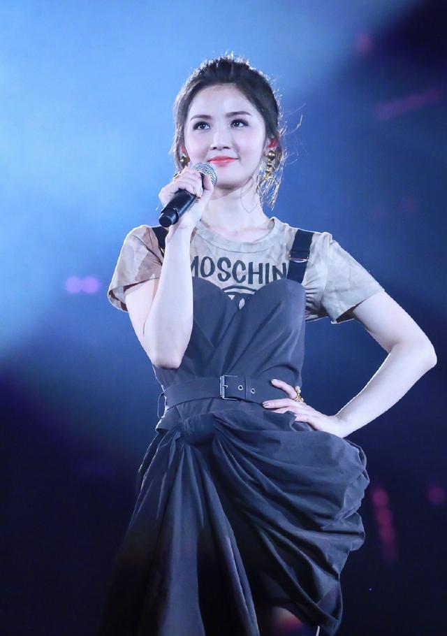 蔡卓妍字母T恤+吊带裙,回归青春美少女,网友:这次没得罪造型师