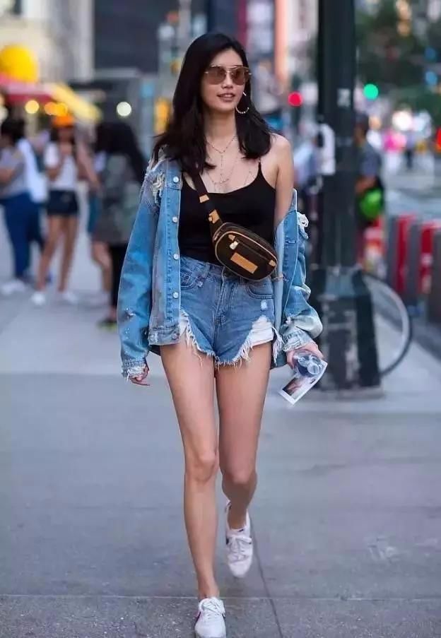 奚梦瑶又穿上了“尿不湿”短裤，将短袖扎裤子里腿又长了几公分!