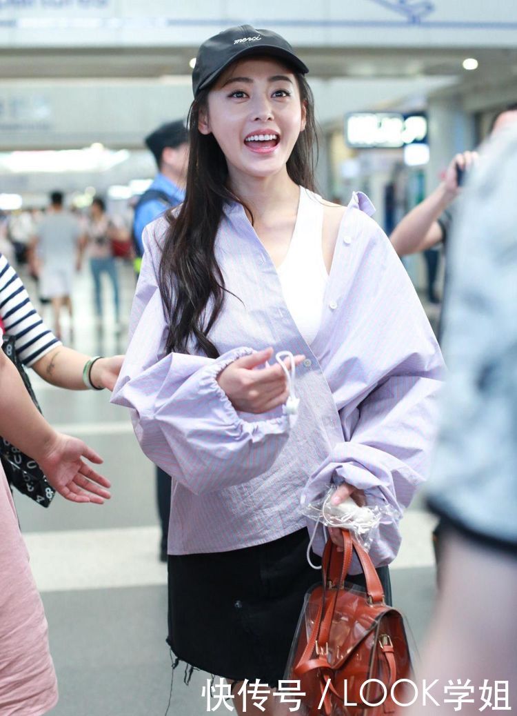 张天爱为了博眼球太拼了，衬衣只系一个扣子，网友：真敢穿