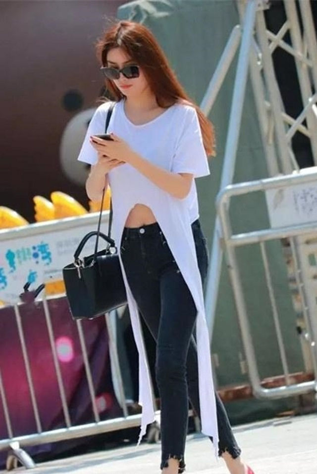  「气质」路人街拍,姑娘温柔娴雅,穿浅蓝色的针织开衫,特别有女神范