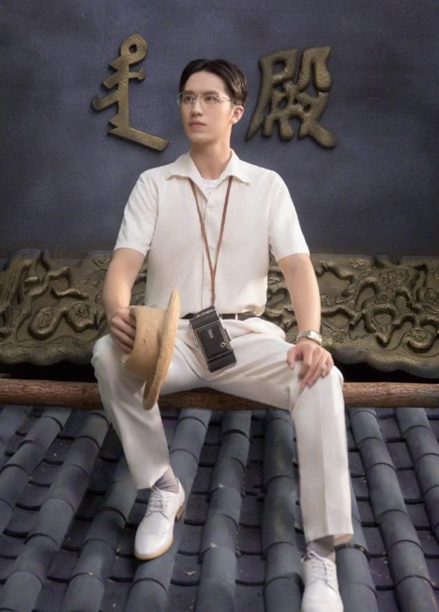 「气质」许魏洲气质真是多变,穿条纹针织衫戴黑框眼镜,简单又有书生气息