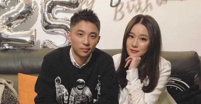  「露脐装」范志毅女儿晒新照，穿露脐装，背名牌包，富二代男友给买万元拖鞋