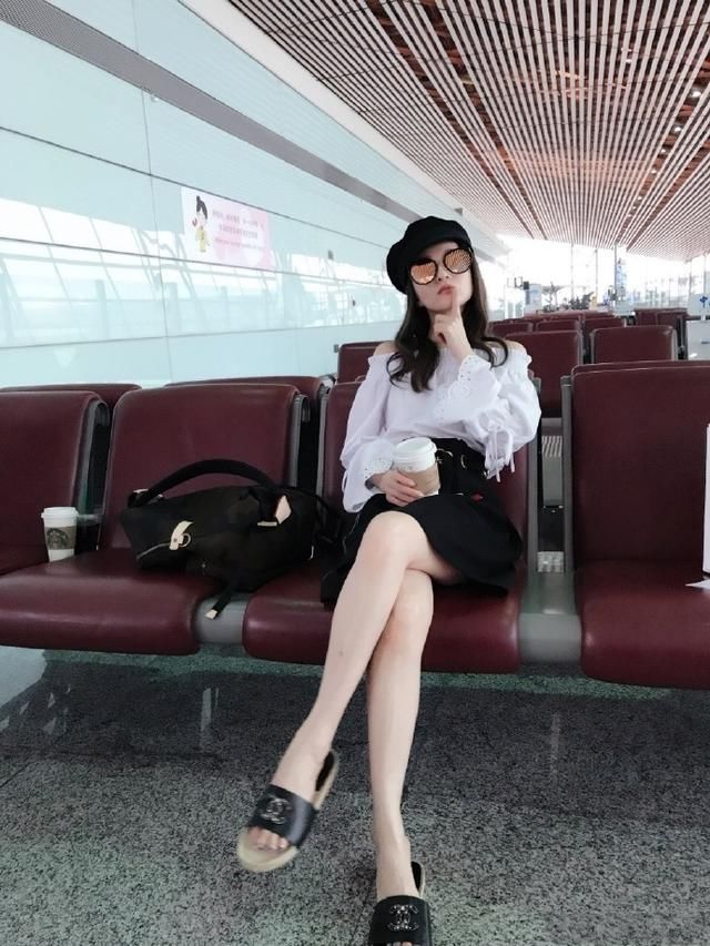 张韶涵还是太瘦了！衬衫宽松到撑不起来，网友：像个小学生！