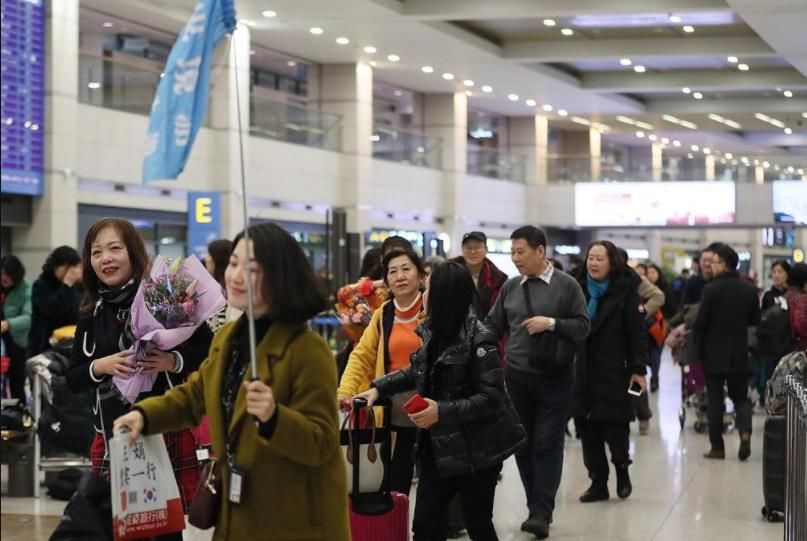 没钱的人出国旅游，有钱的人国内旅游，为什么会出现这种说法？