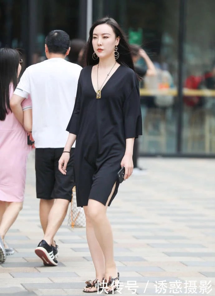 胸前戴佛牌的风韵小姐姐,一件黑色宽松短裙身材风韵,熟女气质更