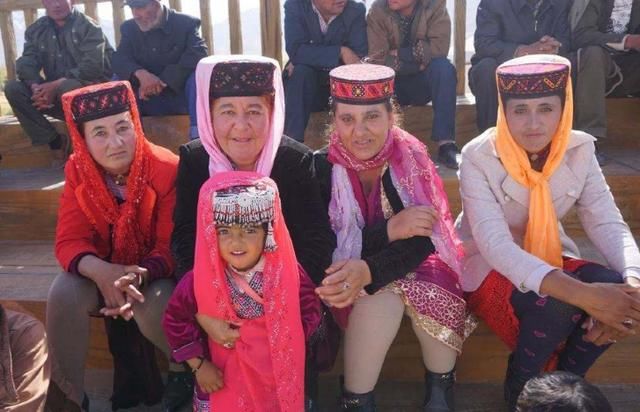 驻扎在中国的“外国人”，穿着军装巡逻保家，大声说自己是中国人