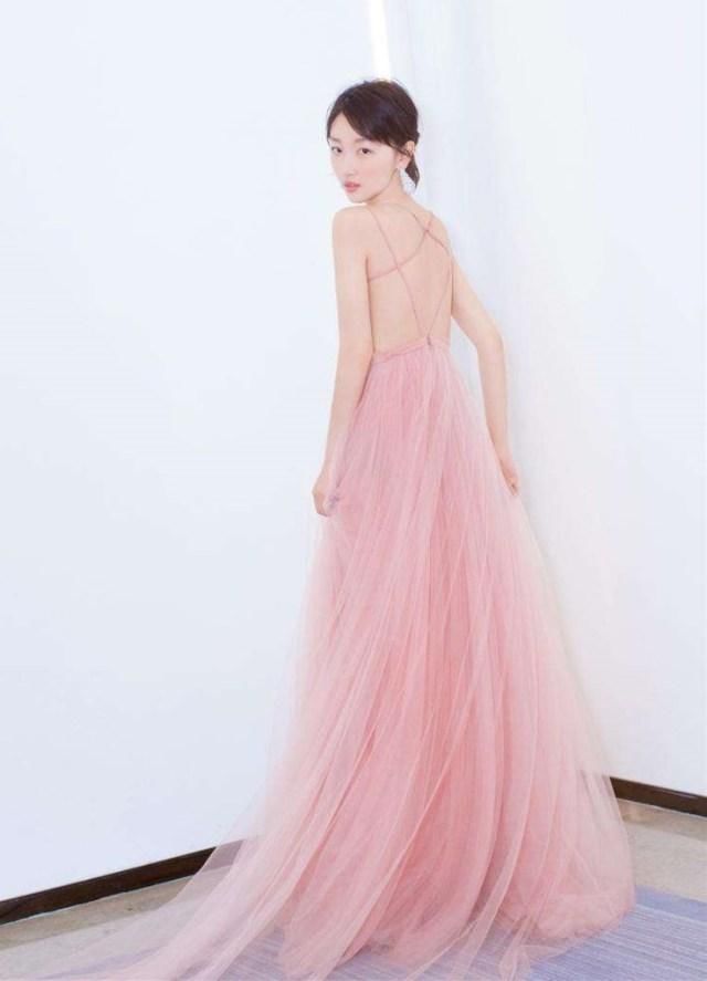 杨幂倪妮唐嫣的美背不相上下，可最好看的还是阮经天的前女友