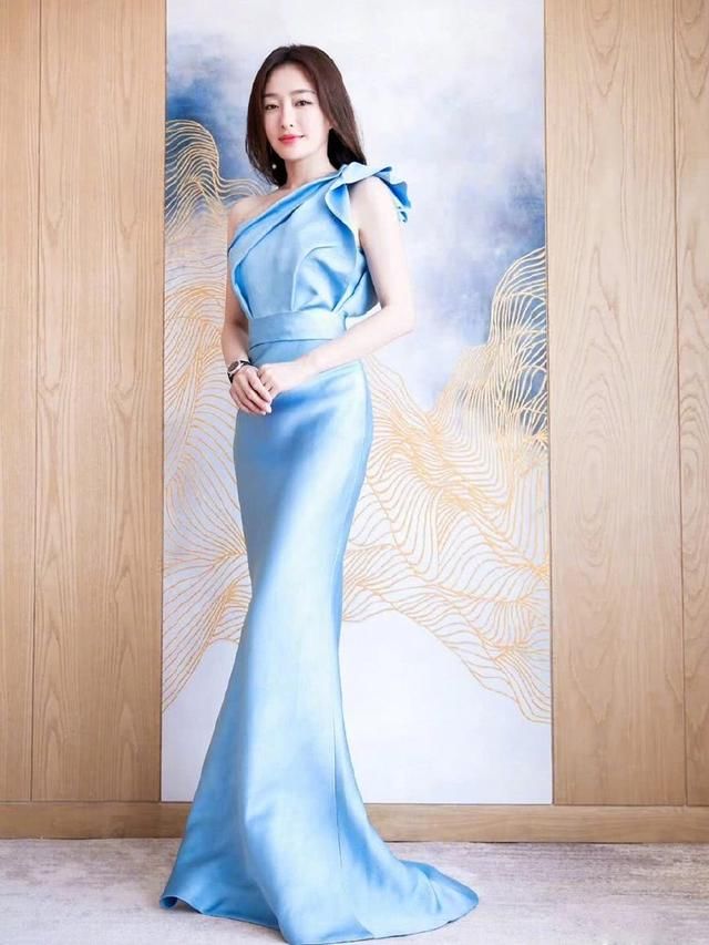 36岁秦岚与38岁姚晨，同穿露肩裙，网友：这腰臀比厉害了！