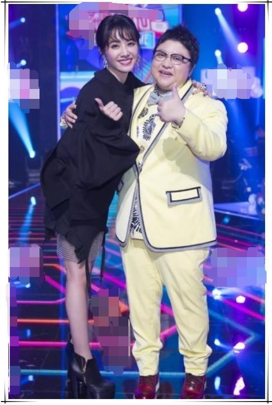 蔡依林为博眼球，在阔腿裤上挖了两个洞，网友：这腿秀的我给满分