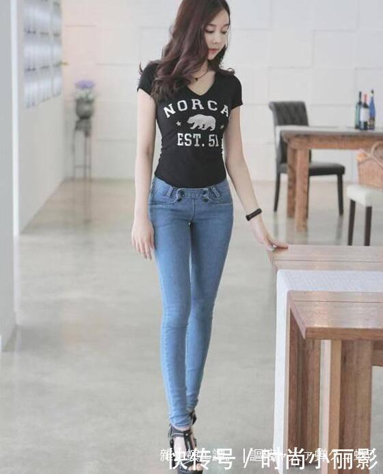 路人街拍：白色紧身裙秀出小姐姐的玲珑身材，长腿很亮丽