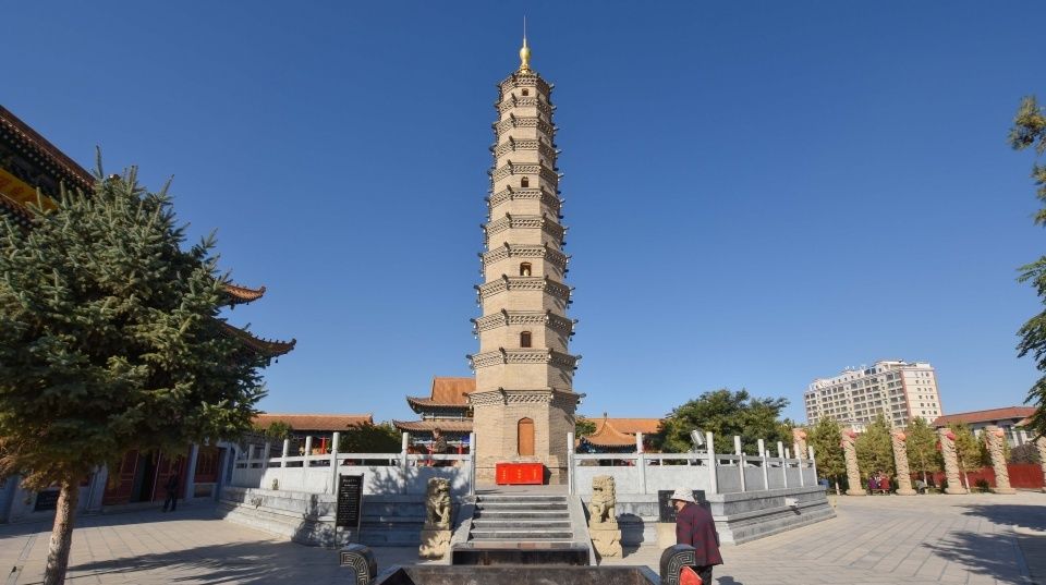 甘肃有座1600年的古寺，为一位高僧而建，当年因他引发一场灭国战