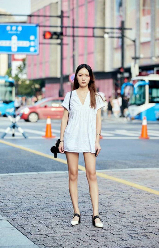 路人街拍:气质如兰裙子衬托落落大方的你，穿出属于你的量身定做