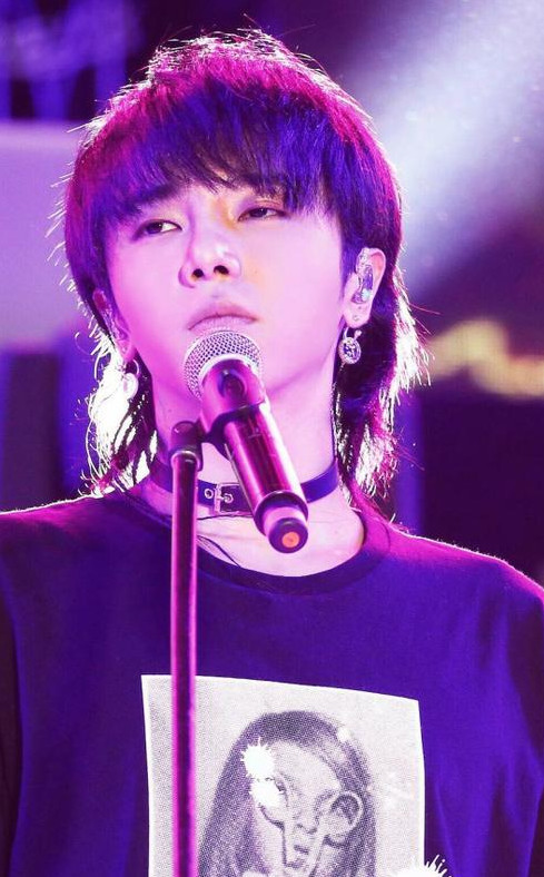 这丑绝人寰的发型终于有男星能轻松驾驭了，网友：不能理解的时尚