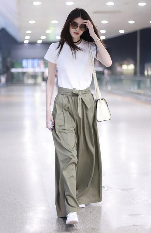 何穗与蒋欣同框秀腿,网友直呼:我也要拥有一条阔腿裤