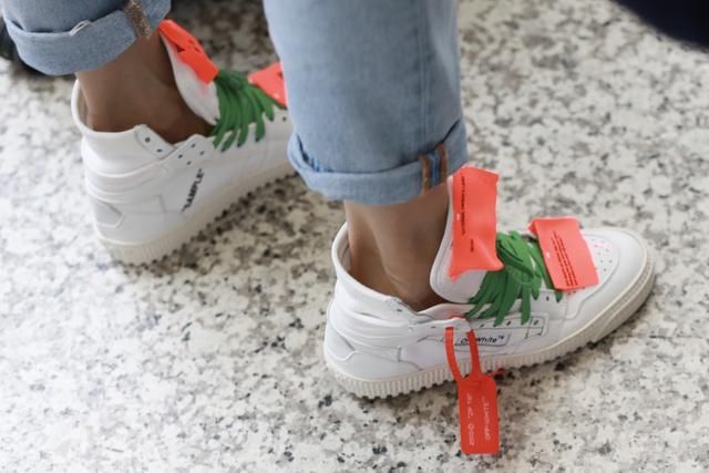 宋茜也是喜欢“搞事情”，鞋子上那么多东西，还能在夸张点吗？