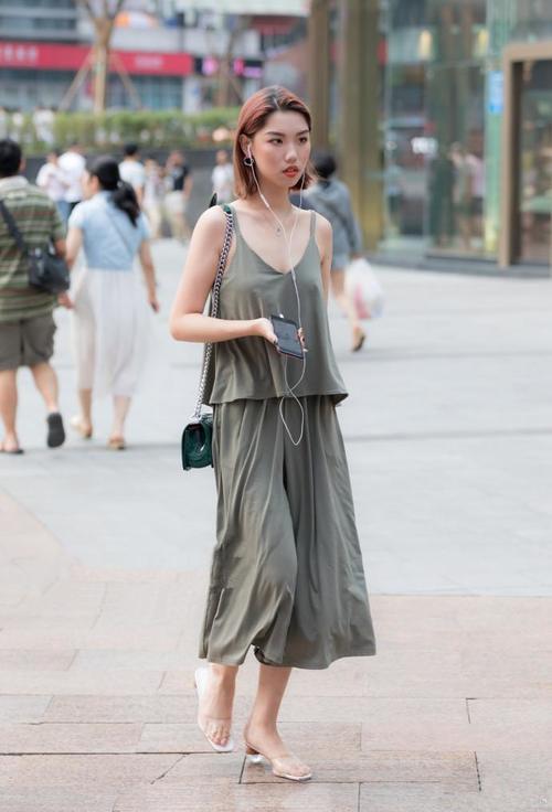 街拍 漂亮的美女为何总是喜欢低头看手机 看一眼都好难了