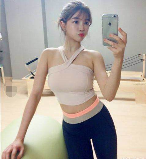 紧身打底裤：小姐姐穿出凹凸匀称的身段，绽放成熟性感的女人味！