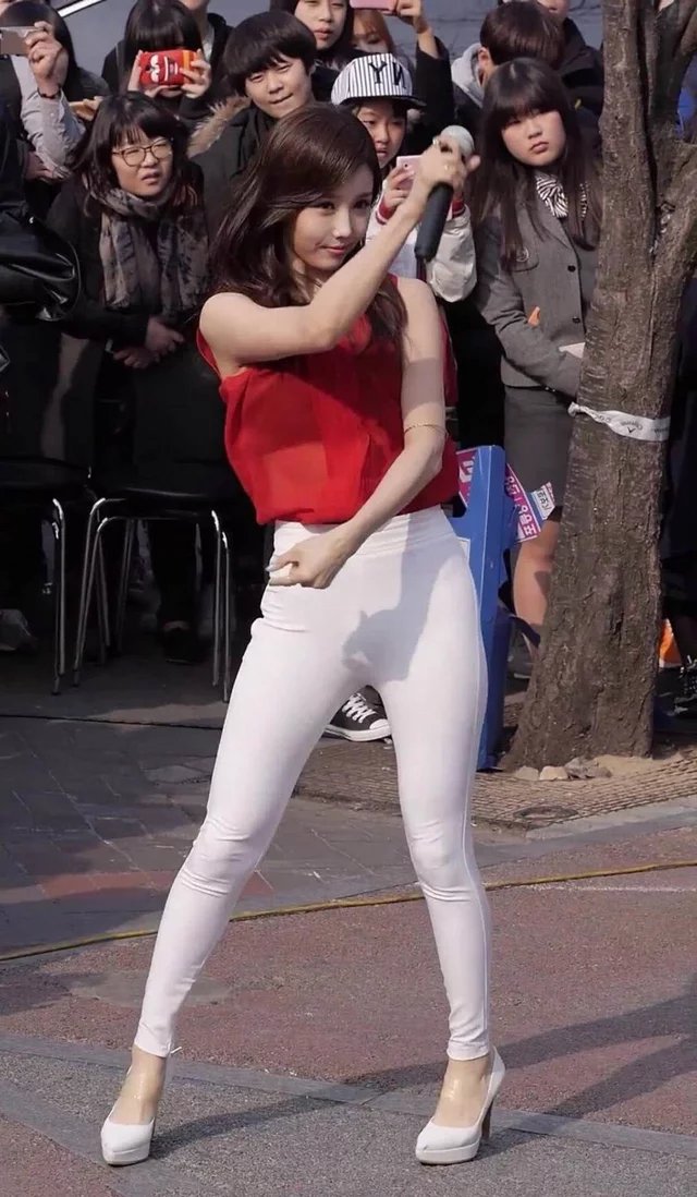 小姐姐白色清透的紧身裤跳舞，身材扭动的画面很有视觉冲击力