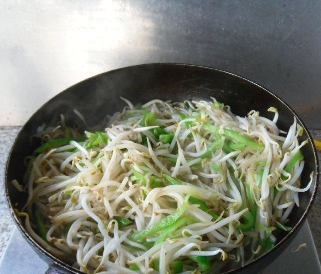 『烹制』青椒炒豆芽,豆芽可以单独烹制,加绿色的青椒,主要是搭配色泽