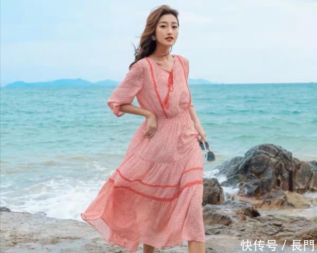 女人■中年的你还在穿紧身裤?优雅女人都穿裙子了,时髦又减龄