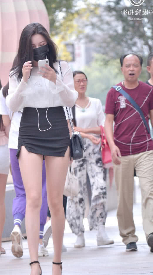 气质小姐姐包臀裙尽显曼妙  身材，“两米”长的大长腿，胸以下全