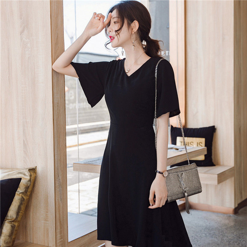 闺蜜美呆了，穿款“小心机”，性感妖娆，忒迷人，美得路人眼发光