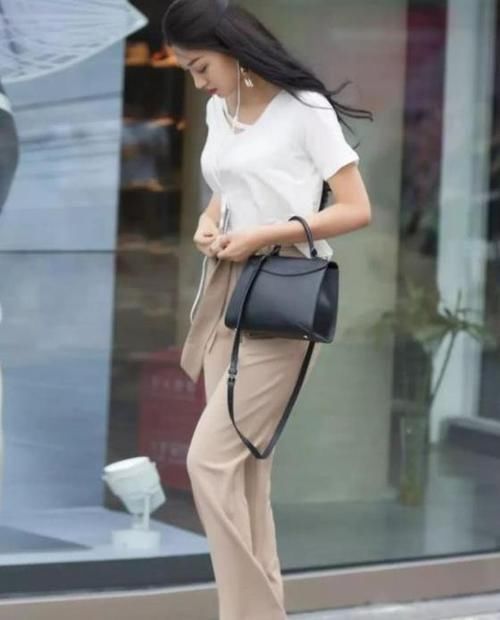 「气质」街拍:面带笑容的美女,一件灰色长款外套,时尚魅力气质范