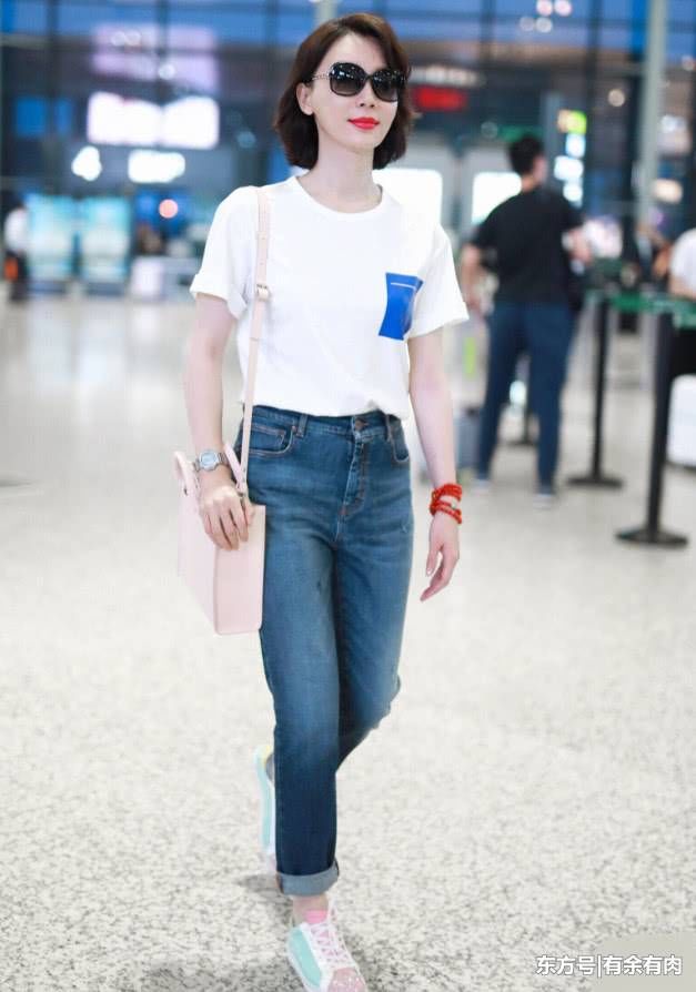 陈数短发太美了，白T搭牛仔裤像年轻20岁，都敢说她是大学生!