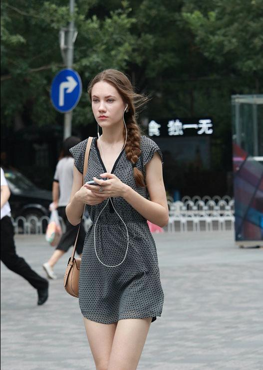 街拍乌克兰极品时尚美女，一脸严肃看这好身材又是来中国做模特的